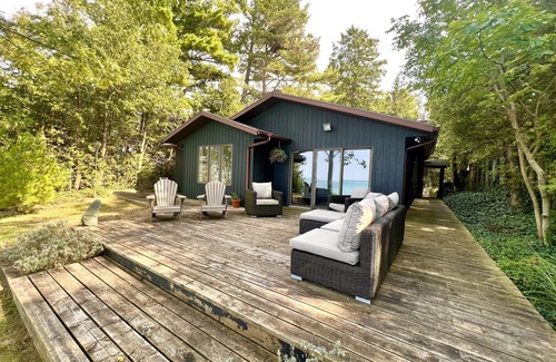Grand Bend Cottage | 3 Bedroom Lakefront Family Cottage With Beach Access!