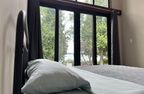 Lakefield House | 3-bedroom Lakefront Villa #9