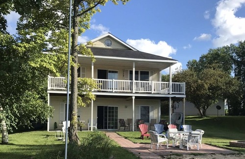 Gladwin House | 3-bedroom Lakehouse in tranquil Gladwin with AC, WiFi. Enjoy a peaceful getaway