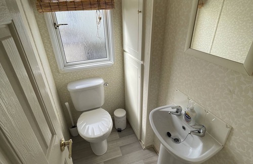 Drummore Cabin | 3 Bedroom Lodge, Close to Beach, Stunning Views, includes hot tub