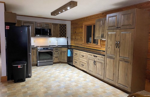 Vienna House | 3-Bedroom Log Home in Vienna