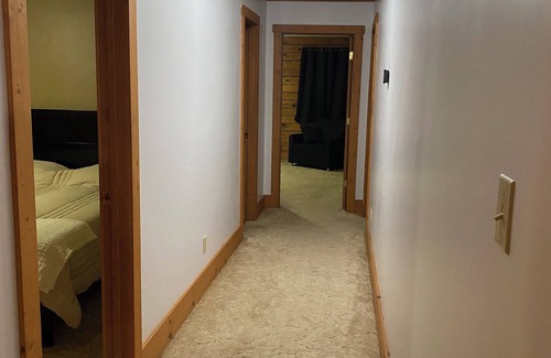 Vienna House | 3 Bedroom Log Home located near Vienna Illinois ~ NO CLEANING FEE ~