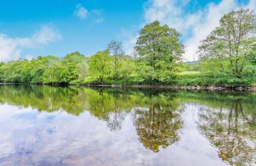Killin Villa | 3 Bedroom luxury home, hot tub, stunning views of Killin, sitting on the River Dochart
