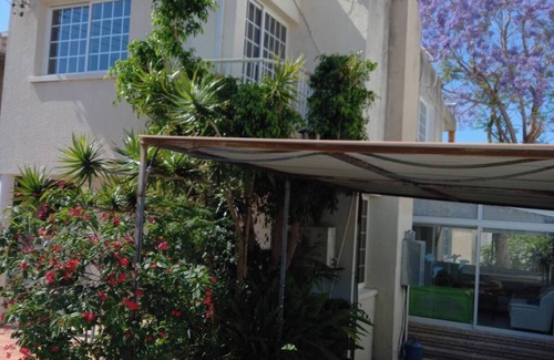 Anarvagos House | 3-Bedroom Maisonette with Fireplace & Piano