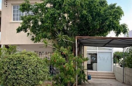 Anarvagos House | 3-Bedroom Maisonette with Fireplace & Piano
