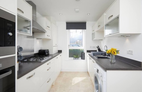 Derby House | 3 Bedroom Modern Town House - Derbion & Theatre 2 mins Walk