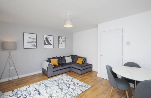 Derby House | 3 Bedroom Modern Town House - Derbion & Theatre 2 mins Walk