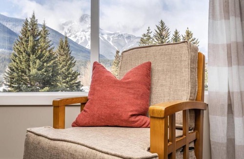 Copperstone Resort Apartment | 3 Bedroom Mountain Retreat New full-renovation Near Banff Canmore Sleeps 8 Sanitizing Protocols NEWLY UPGRADED HIGH-SPEED WIRELESS INTERNET