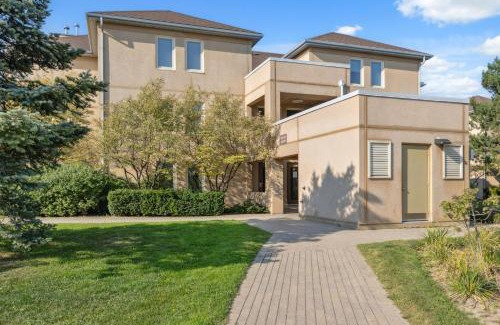 The Blue Mountains Apartment | 3 Bedroom Mountain Walk Condo, Steps to Village