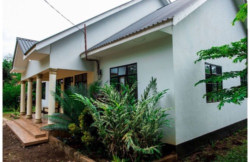 Moshi Cottage | 3 bedroom nWarm showernkitchennSecurednPacking nFast internet wifinGenerous host