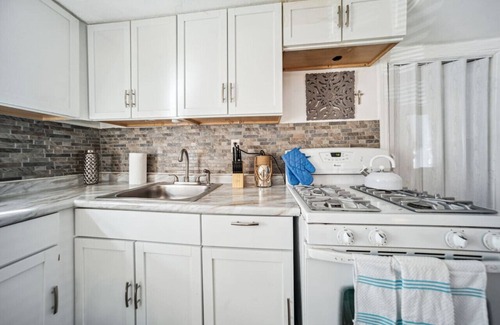 Garfield Heights House | 3 bedroom near Cleveland Clinic, UH, Hopkins Airport, up to 8 guests