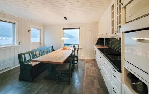 Vindafjord Apartment | 3 Bedroom Nice Apartment In Sandeid