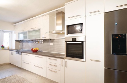 Zmijavci House | 3 bedroom nice home in Zmijavci