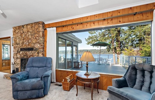 Comox Valley House | 3 Bedroom Oceanfront House