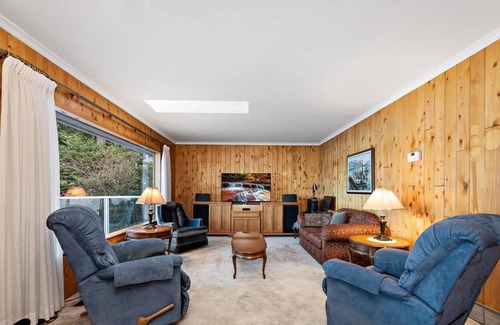 Comox Valley House | 3 Bedroom Oceanfront House