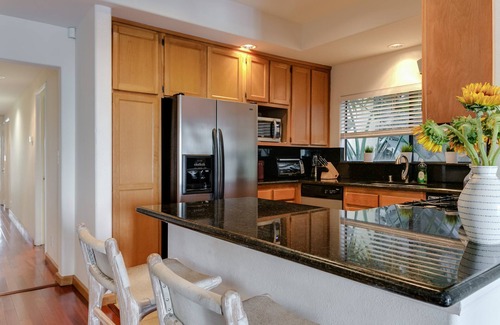Marina Peninsula Condo | 3 Bedroom(OR 4 BDRM) Spacious Marina Del Rey Beach Getaway! Steps to the Beach