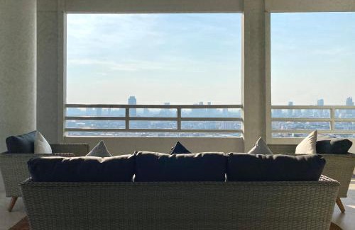 Ratchadaphisek Apartment | 3 Bedroom panoramic penthouse with kitchen