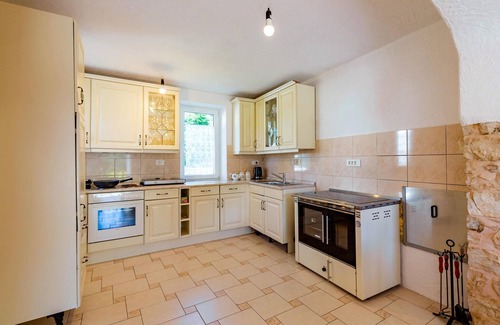 Ajdovscina House | 3 bedroom pet friendly home in Col