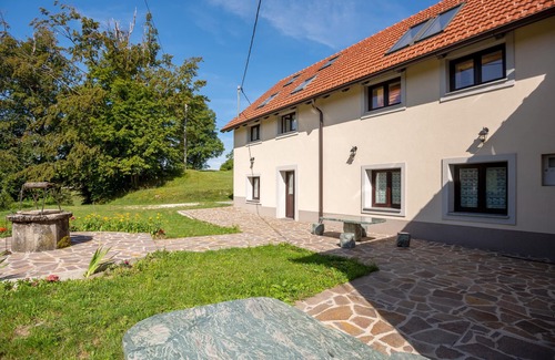 Ajdovscina House | 3 bedroom pet friendly home in Col