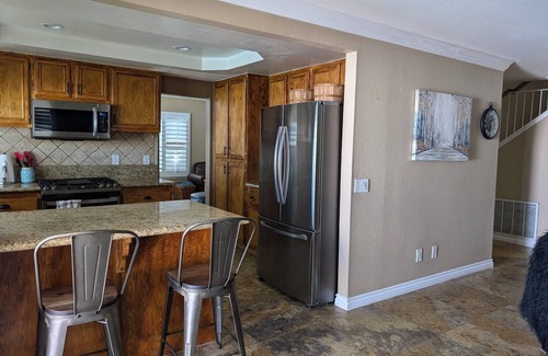 Ontario House | 3-bedroom pool house in amazing Ontario with WiFi, AC. Start your getaway now