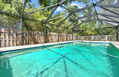 Braden River House | 3-bedroom pool house in Bradenton/Sarasota with fenced area for pets and kids