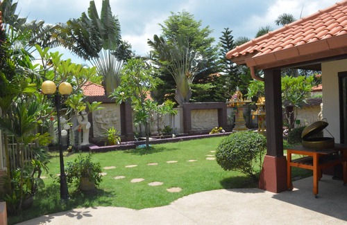 Na Chom Thian Villa | 3 Bedroom pool Villa South Pattaya 300 m beachfront, 10 people accommodate.