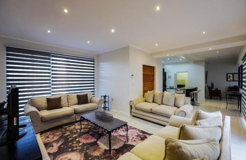 Bloemfontein House | 3 Bedroom private luxury complete house