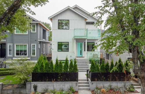 Riley Park-Little Mountain House | 3 Bedroom private suite with garden , Amazing location centrally located