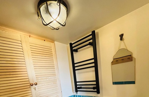 Heathfield Cottage | 3 bedroom Quirky Luxurious Cottage With Hot Tub