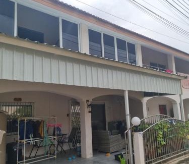 Nong Prue House | 3 bedroom renovated house with in - and outdoor jacuzzi
