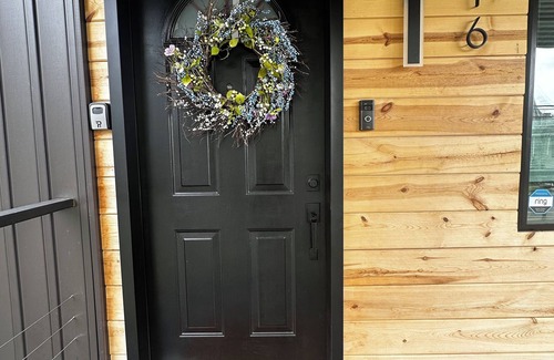 Leadsville House | 3-bedroom Scandinavian Style house in Downtown Elkins with Wifi, HVAC, Back Yard