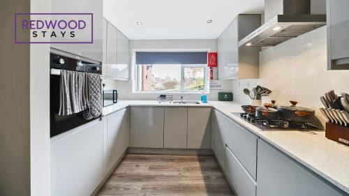 Camberley House | 3 BEDROOM SERVICED HOUSE WITH FREE PARKING FOR 2 CARS, FREE WiFi, PERFECT FOR BUSINESS STAYS, FAMILIES, RELOCATIONS, EXTENDED STAYS, AND EMERGENCY ACCOMMODATION by REDWOOD STAYS