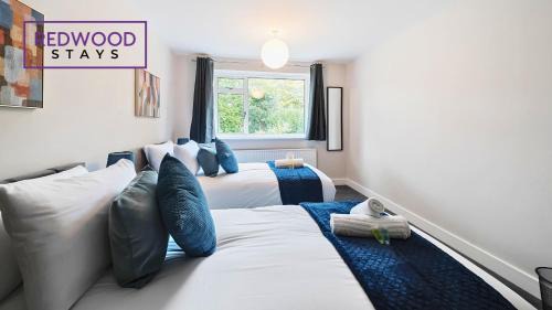 Camberley House | 3 BEDROOM SERVICED HOUSE WITH FREE PARKING FOR 2 CARS, FREE WiFi, PERFECT FOR BUSINESS STAYS, FAMILIES, RELOCATIONS, EXTENDED STAYS, AND EMERGENCY ACCOMMODATION by REDWOOD STAYS