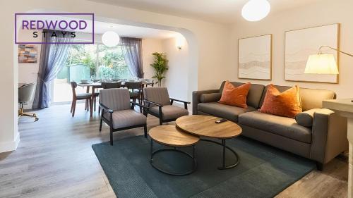 Camberley House | 3 BEDROOM SERVICED HOUSE WITH FREE PARKING FOR 2 CARS, FREE WiFi, PERFECT FOR BUSINESS STAYS, FAMILIES, RELOCATIONS, EXTENDED STAYS, AND EMERGENCY ACCOMMODATION by REDWOOD STAYS