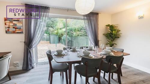 Camberley House | 3 BEDROOM SERVICED HOUSE WITH FREE PARKING FOR 2 CARS, FREE WiFi, PERFECT FOR BUSINESS STAYS, FAMILIES, RELOCATIONS, EXTENDED STAYS, AND EMERGENCY ACCOMMODATION by REDWOOD STAYS