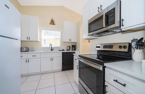 Crescent Lakes House | 3 Bedroom SF Pool Home-WiFi, Games Room, ROKU