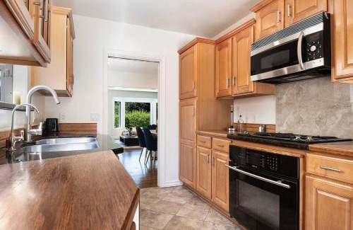 Sherman Oaks House | 3-Bedroom Sherman Oaks House Near Universal Studios