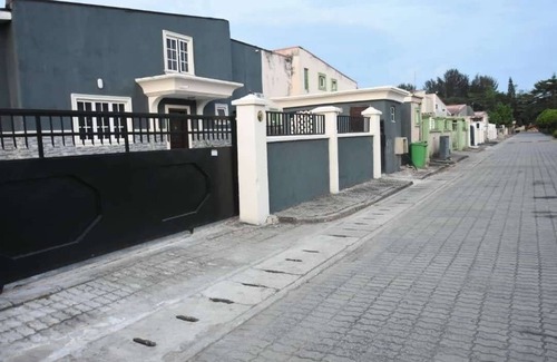 Epetu House | 3 Bedroom Short Let Apartment @ Mayfair Gardens Estate