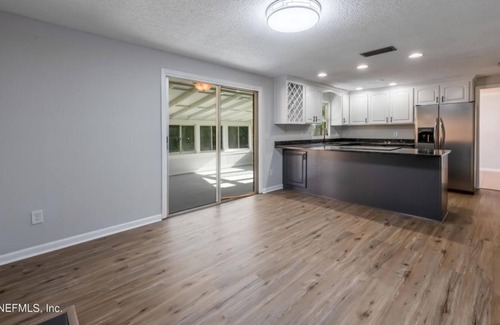 Dolphin's Cove Apartment | 3 Bedroom Single family 417442 by Houzlet