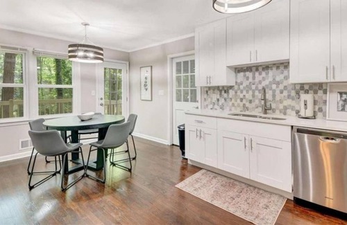 Dunwoody Apartment | 3 Bedroom Single family 129030 by Houzlet