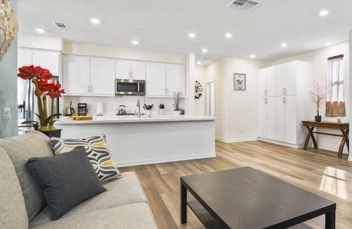 Chino Apartment | 3 Bedroom Single family L-457398 by Houzlet