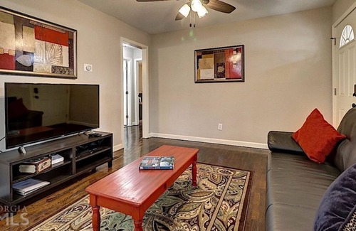 Doraville Apartment | 3 Bedroom Single family L-554085 by Houzlet