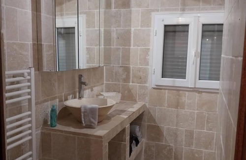 Roye House | 3-bedroom single-storey house with free parking in front of the house