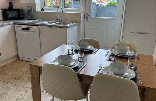 Higham Ferrers House | 3 Bedroom, Sleeps 5/6, drive and car charger, near Rushden Lakes.
