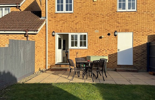 Higham Ferrers House | 3 Bedroom, Sleeps 5/6, drive and car charger, near Rushden Lakes.