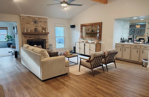 Buda House | 3-bedroom spacious, private house with pool, game room, fitness room, sleeps 8+