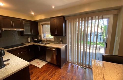 Burlington House | 3-Bedroom Stylish and Spotless House.