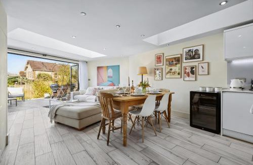 Winchester House | 3-Bedroom Stylish Stunning Central & Open Plan Home, Sleeps 6 with Private Off-Road Parking and Private Garden - LONG TERM SPECIAL OFFER! - by Blue Puffin Stays