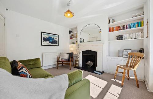 Winchester House | 3-Bedroom Stylish Stunning Central & Open Plan Home, Sleeps 6 with Private Off-Road Parking and Private Garden - LONG TERM SPECIAL OFFER! - by Blue Puffin Stays