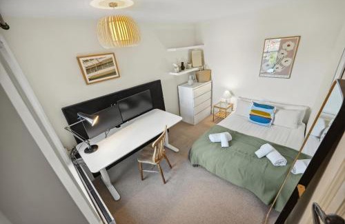 Winchester House | 3-Bedroom Stylish Stunning Central & Open Plan Home, Sleeps 6 with Private Off-Road Parking and Private Garden - LONG TERM SPECIAL OFFER! - by Blue Puffin Stays